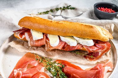 Jambonlu sandviç, peynirli peynirli peynirli jambon. Gri arkaplan, üst görünüm