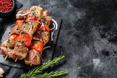 Soğanlı ve domatesli şiş kebap. Izgara et şişleri. Siyah arka plan. Üst Manzara. Boşluğu kopyala.