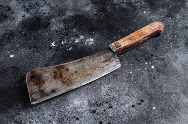 Ahşap saplı klasik kasap satırı. Siyah arka plan. Üst Manzara. Boşluğu kopyala.