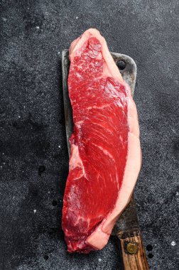 Satırda çiğ sığır filetosu. Mermer biftek. Siyah arka plan. Üst görünüm.