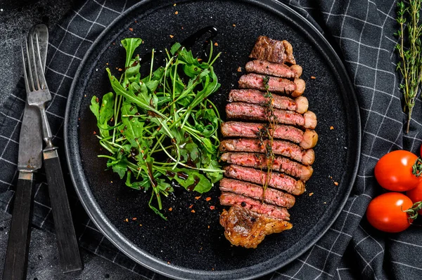 Kokt Grillad Strippstek Marmorerat Nötkött Med Ruccola Svart Bakgrund Ovanifrån — Stockfoto