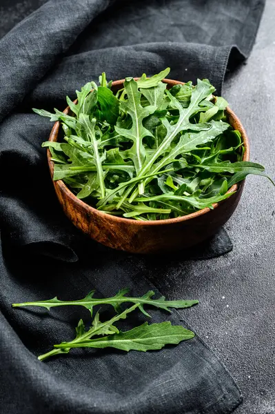 Frischer Rucola Einer Holzschale Schwarzer Hintergrund Ansicht Von Oben — Stockfoto