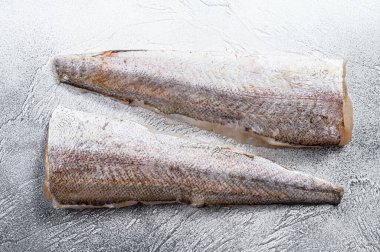 Çiğ balık fileto. Beyaz arka plan. Üst görünüm.