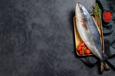 Taze, çiğ Japon sarıkuyruğu. Balık Amberjack. Siyah arka plan. Üst Manzara. Boşluğu kopyala.
