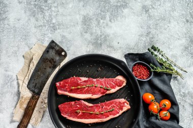 Izgarada taze sığır filetosu. Gri arka plan. Üst Manzara. Boşluğu kopyala.