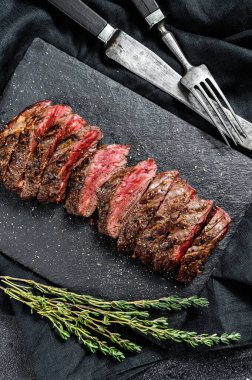 Az pişmiş ızgara Vegas bifteği. Mermer et. Siyah arka plan. Üst görünüm.