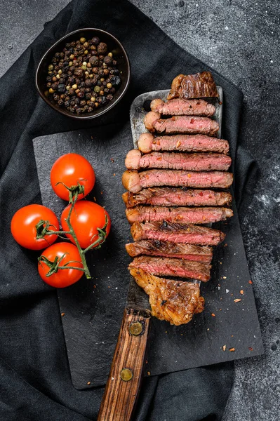 肉の千切りに牛肉のステーキのスライス焼き 黒の背景 トップ表示 — ストック写真