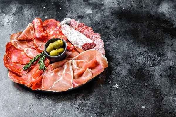 Geleneksel Spanyol Mezelerinden Yapılmış Bir Tabak Chorizo Jamon Serrano Lomo — Stok fotoğraf