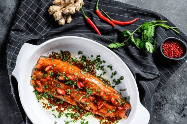 Somon filetosu teriyaki pişiriyorum. Siyah arka plan. Üst görünüm.