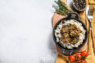 Madras bifteği ve basmati pilavı, Hint yemeği. Beyaz arka plan. Üst Manzara. Boşluğu kopyala.