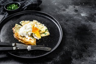 Ispanak ve yumurtayla doldurulmuş bir tabak krep. Siyah arka plan. Üst Manzara. Boşluğu kopyala.