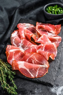Coppa, Capocollo, Capicollo eti popüler İtalyan antipasto yemekleri. Siyah arka plan. Üst görünüm.