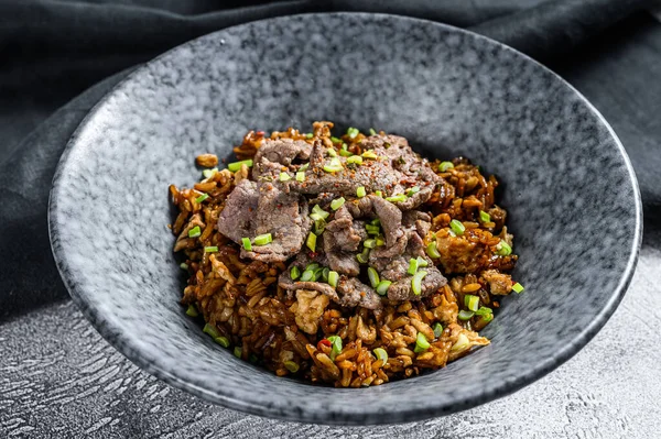 Biftek ve sebzeli özel kızarmış pilav. Beyaz arka plan. Üst görünüm.