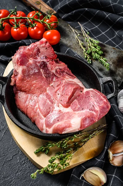 Carne Crua Porco Osso Bife Mármore Numa Frigideira Fundo Preto — Fotografia de Stock