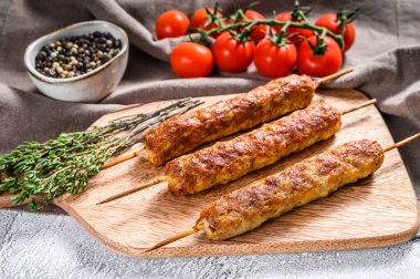 Tahtada Türk ve Arap geleneksel kebabı, kıyma, kuzu eti. Beyaz arka plan. Üst görünüm.