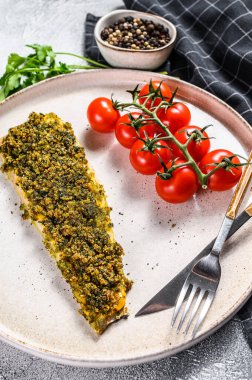 Kızarmış morina filetosu. Organik balık. Beyaz arka plan. Üst görünüm.