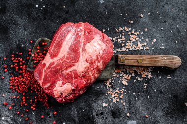 Et satırında çiğ Chuck gözleme biftek. Organik biftek. Siyah arka plan. Üst görünüm.