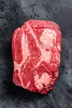 Taze çiğ et Prime Black Angus Chuck bifteği. Siyah arka plan. Üst görünüm.