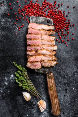 Et satırında ızgara domuz eti. Organik et. Siyah arka plan. Üst görünüm.