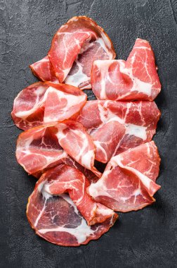 Coppa, Capocollo, Capicollo eti. Siyah arka plan. Üst görünüm.