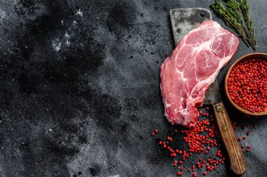 Et satırında çiğ domuz eti. Siyah arka plan. Üst Manzara. Boşluğu kopyala.