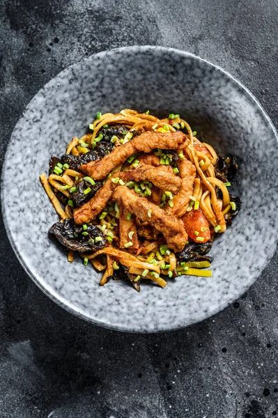 Udon Noedels Met Kip Peper Zwarte Achtergrond Bovenaanzicht — Stockfoto