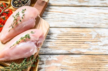 Kekik ve baharatlı tavuk göğsü filetosu pişiriyorum. Beyaz arka plan. Üst Manzara. Boşluğu kopyala.