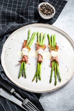 Parma jambonlu yeşil kuşkonmaz. Beyaz arka plan. Üst görünüm.