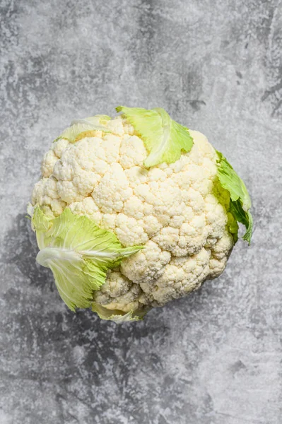 Fresh Whole Organic Cauliflower Leaves Gray Background Top View — Stock Photo, Image