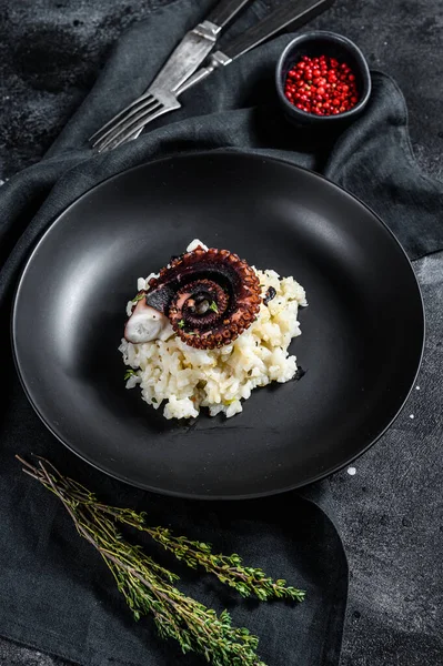 Risotto Clássico Italiano Com Tentáculos Polvo Fundo Preto Vista Superior — Fotografia de Stock