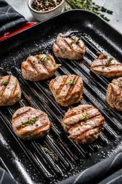 Yumuşak kemiksiz ızgara domuz pirzolası. Biftek filetosu. gri arka plan. Üst görünüm.