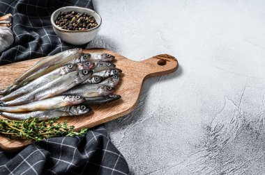 Taze çiğ deniz küçük balıklar kokar. Gri arka plan. Üst Manzara. Boşluğu kopyala.