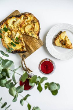 Armut, kekik ve ballı cevizli pizza. Beyaz arka plan. Üst görünüm.