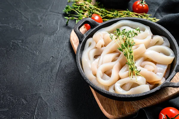 Rohe Tintenfische Ringe Einer Pfanne Schneiden Schwarzer Hintergrund Ansicht Von — Stockfoto