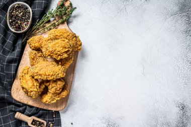 Kızarmış kızarmış Kentucky tavuk kanadı, lezzetli bir akşam yemeği. Gri arka plan. Üst Manzara. Boşluğu kopyala.
