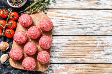 Köfteden yapılmış çiğ köfte. Beyaz arka plan. Üst Manzara. Boşluğu kopyala.