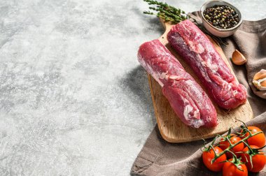 Çiğ domuz fileto fileto. Taze et. gri arka plan. Üst Manzara. Boşluğu kopyala.