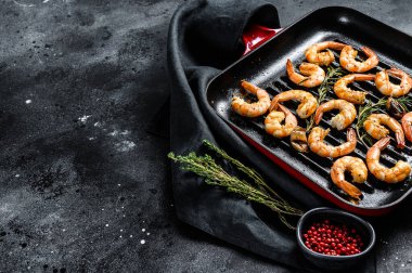 Izgara dev karidesler, tavada karidesler. Siyah arka plan. Üst Manzara. Boşluğu kopyala.