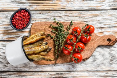 Kızarmış tavada domates ve biberle birlikte eridi. Beyaz arka plan. Üst görünüm.