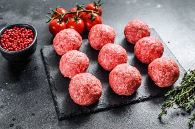 Köfteden yapılmış çiğ köfte. Siyah arka plan. Üst görünüm.