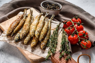 Izgara balık. Lezzetli aperatif. Gri arka plan. Üst görünüm.