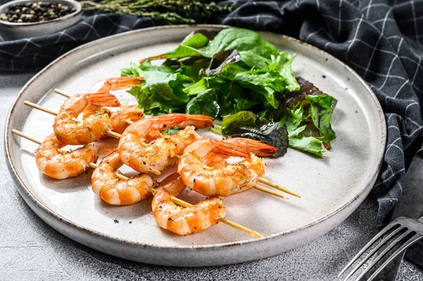 Camarões Assados Camarões Espetos Com Salada Espinafre Fundo Cinzento Vista — Fotografia de Stock