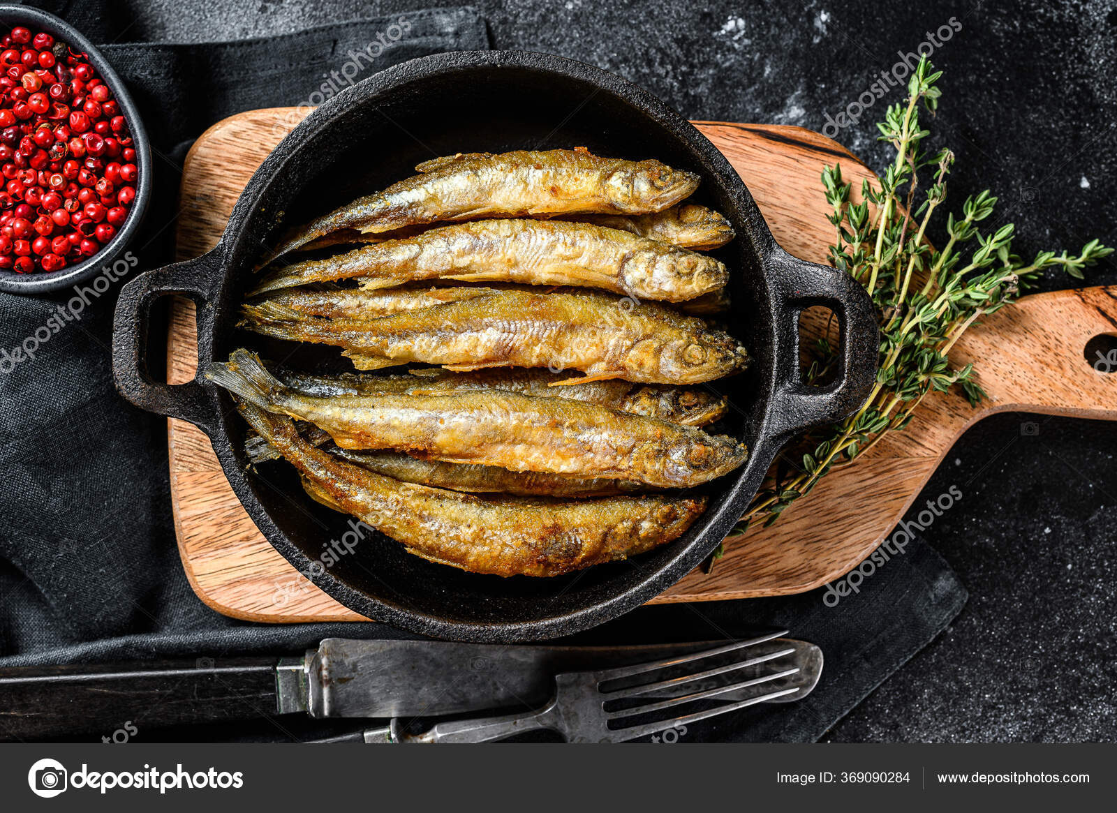 стейк из семги на сковороде. голова рыбы блюдо китайское. рыба из сковородки на мели. рыба из сковородки на мели. рыба с розмарином на сковороде.