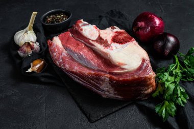 Siyah arka planda kemikli çiğ et. Üst görünüm.