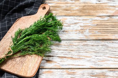 Organik dereotu. Bir demet taze bitki. Beyaz arka plan. Üst Manzara. Boşluğu kopyala.