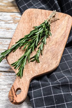 Organik biberiye. Bir demet taze bitki. Beyaz arka plan. Üst görünüm.