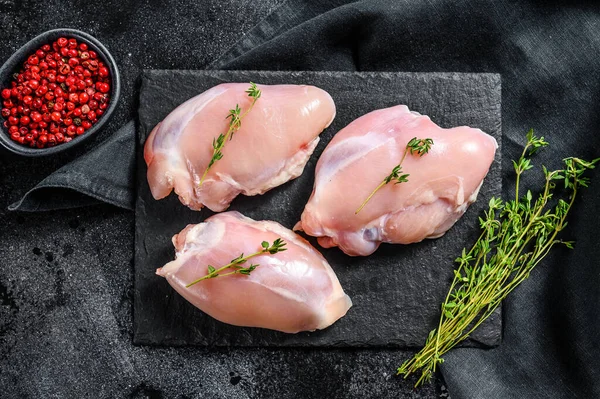 Çiğ Kemiksiz Tavuk Butları Fileto Siyah Arka Plan Üst Görünüm — Stok fotoğraf