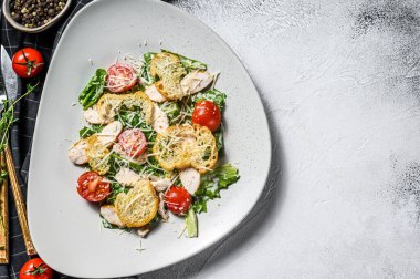 Klasik Sezar salatası ızgara tavuk göğsü, parmesan, bıldırcın yumurtası, domates ve Romaine marulu. Beyaz arka plan. Üst Manzara. Boşluğu kopyala.