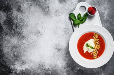 Çilekli püre ve Buffalo mozzarella. Gri arka plan. Nefis İtalyan tatlıları..