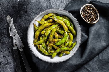 Kızarmış yeşil edamame soya fasulyesi, Japon yemeği. Siyah arka plan. Üst görünüm.